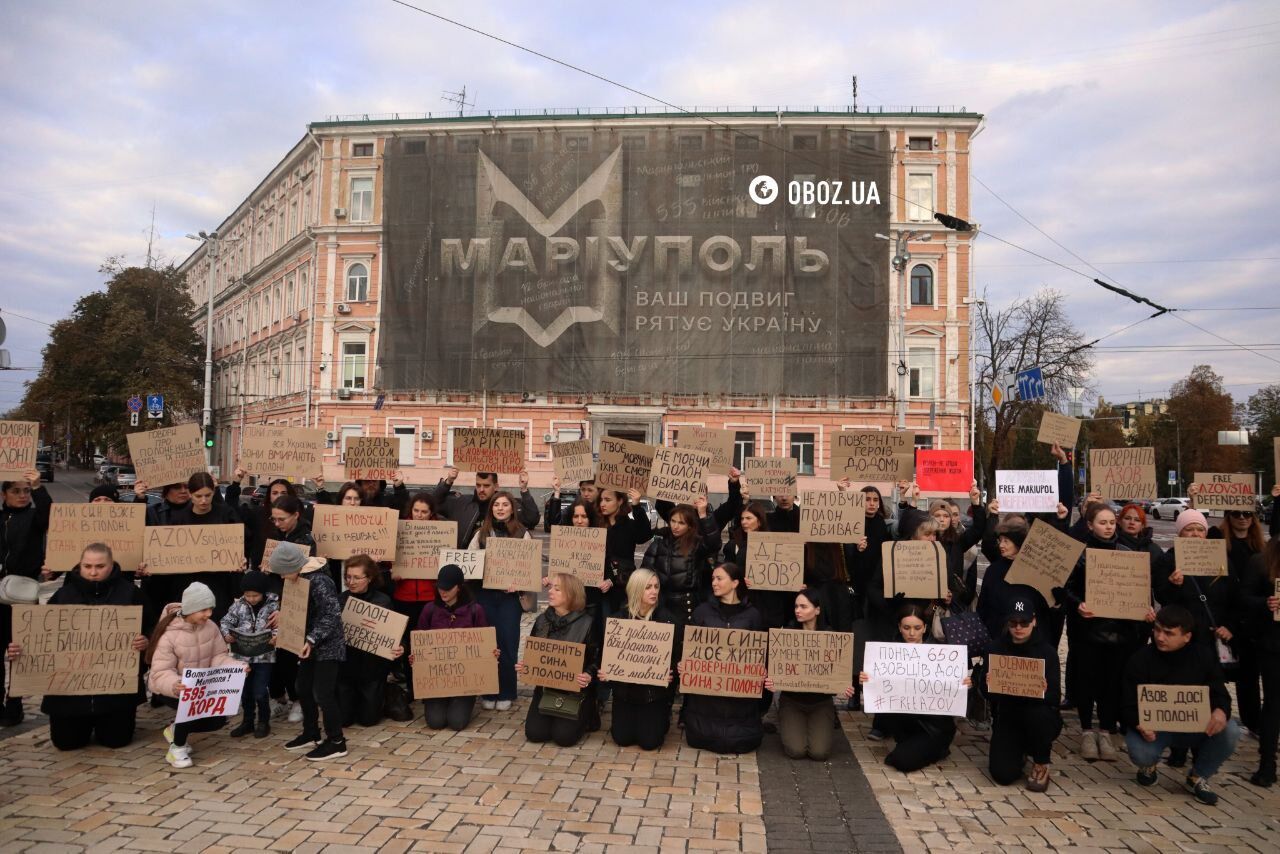 "Не молчи": в Киеве родственники защитников "Азовстали" устроили акцию с напоминанием о пленных. Фото