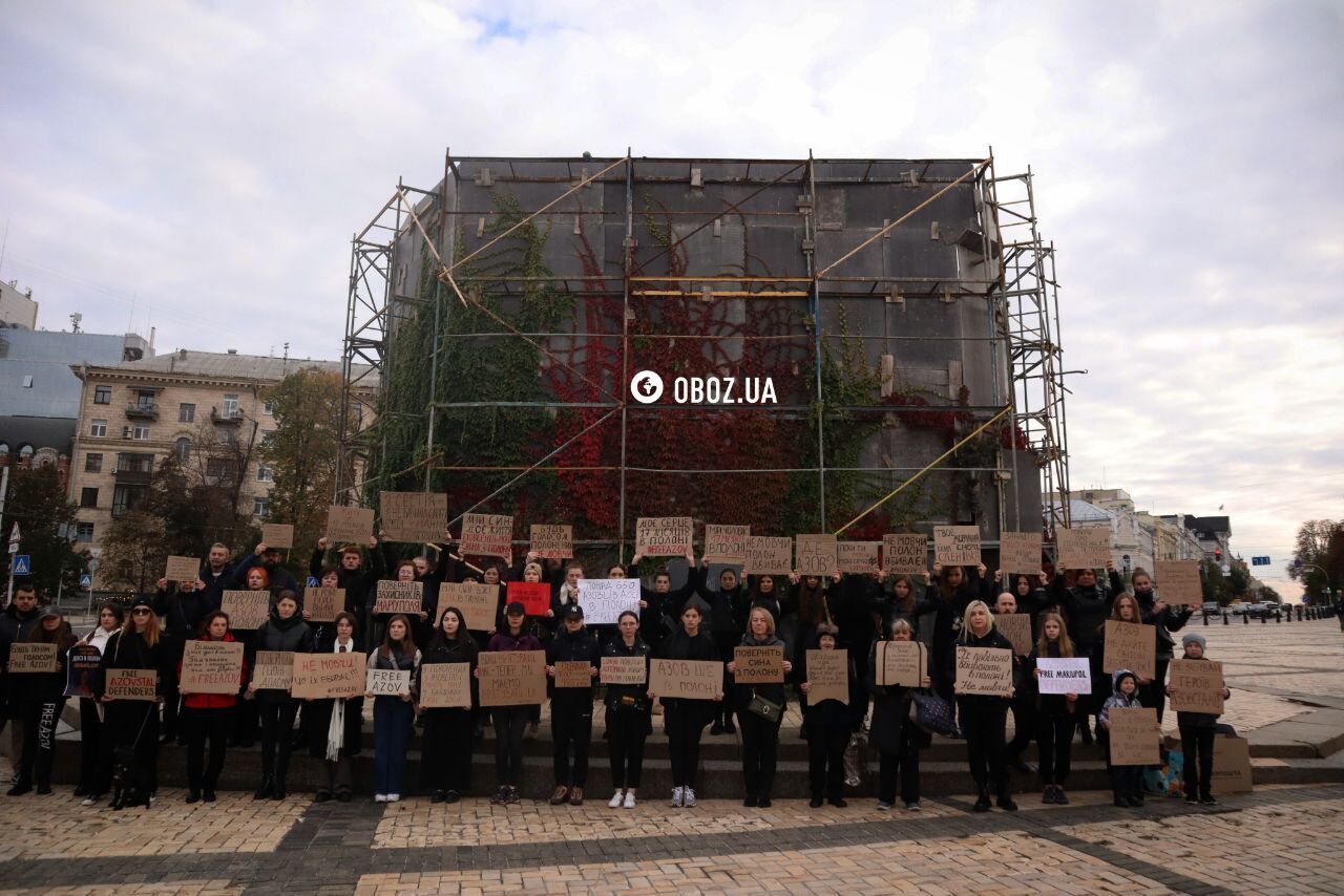 "Не молчи": в Киеве родственники защитников "Азовстали" устроили акцию с напоминанием о пленных. Фото