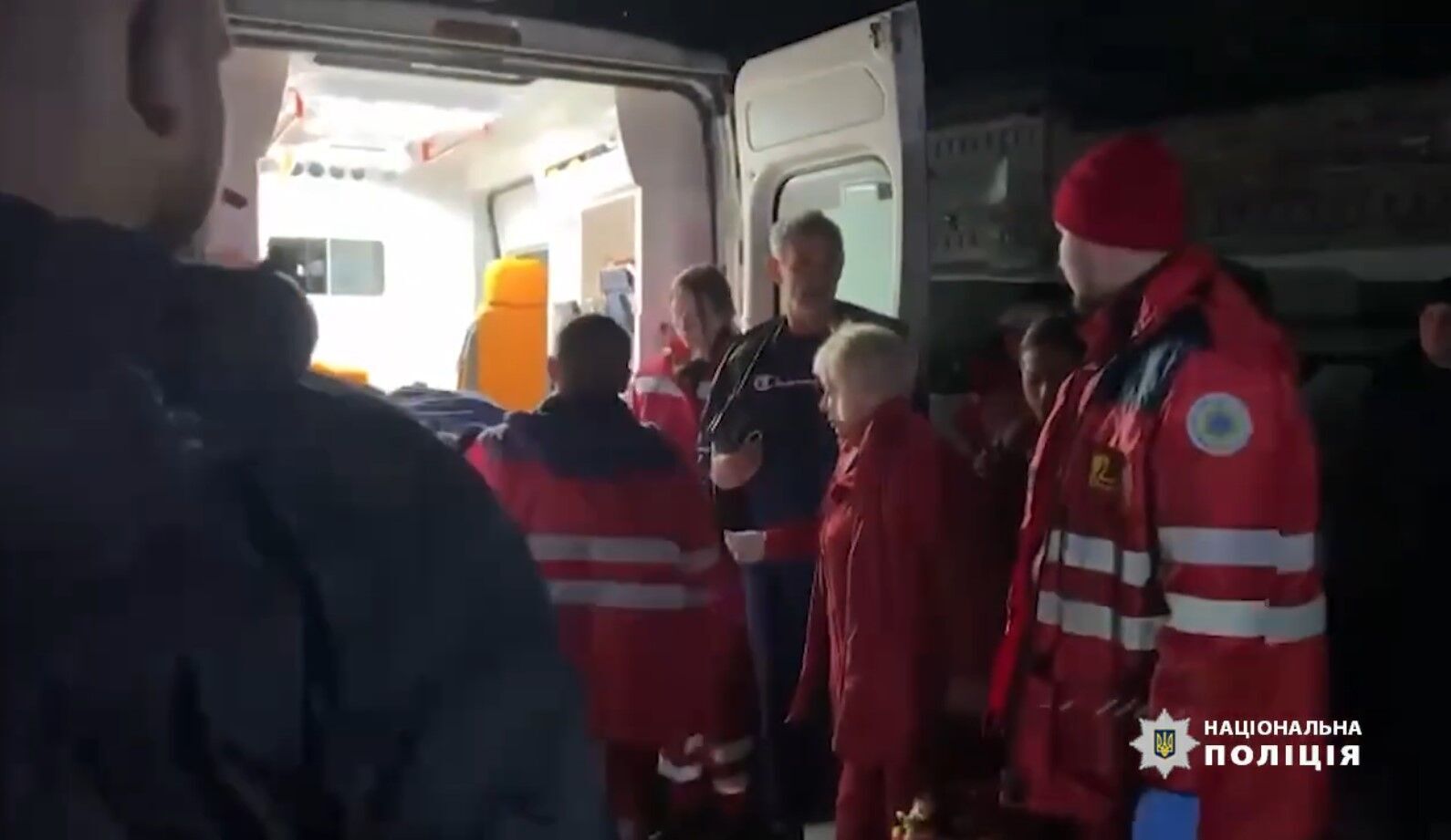 "Медика пропустіть": у поліції показали, як рятували людей з-під завалів після ракетного удару РФ по будинку в Запоріжжі. Відео 