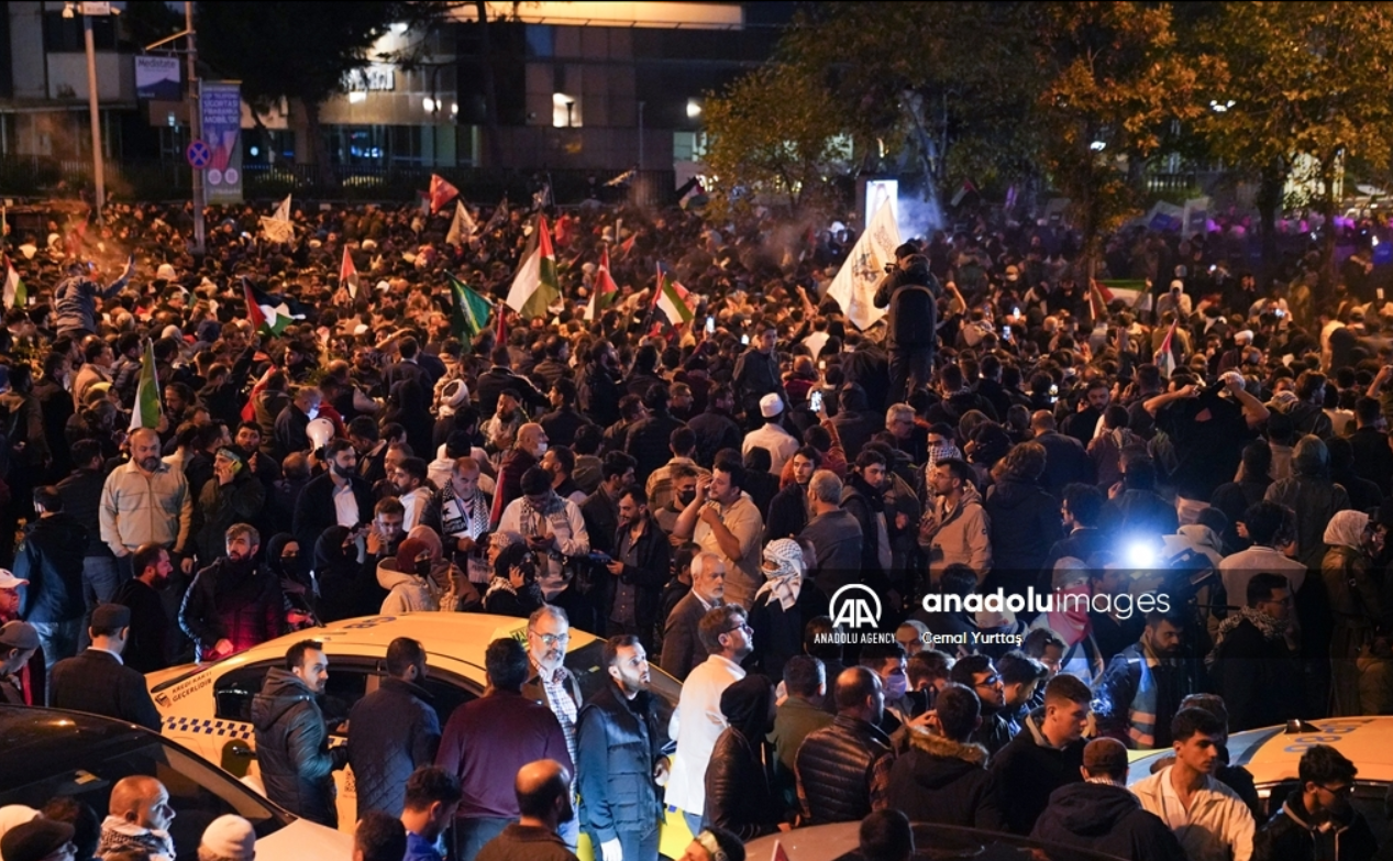 В Стамбуле демонстранты атаковали посольство Израиля, произошли столкновения с полицией. Фото и видео