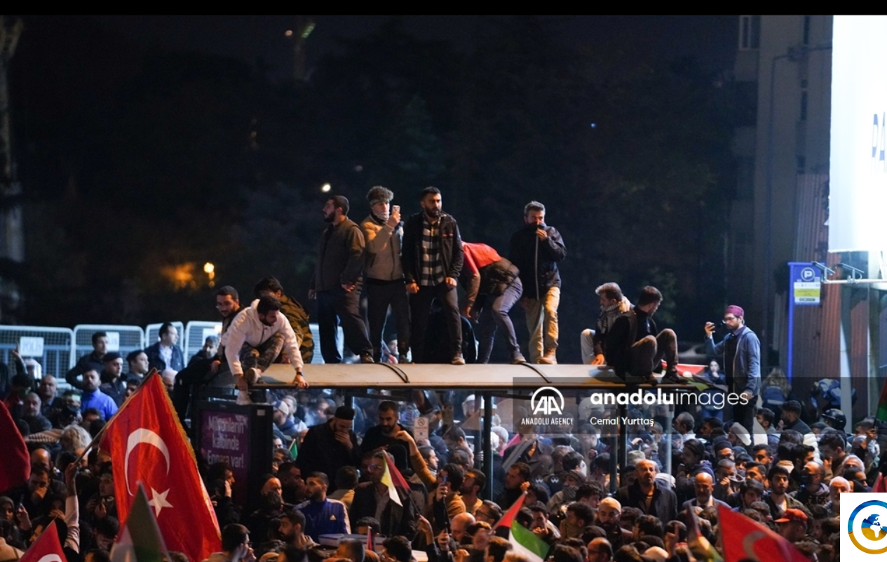 В Стамбуле демонстранты атаковали посольство Израиля, произошли столкновения с полицией. Фото и видео
