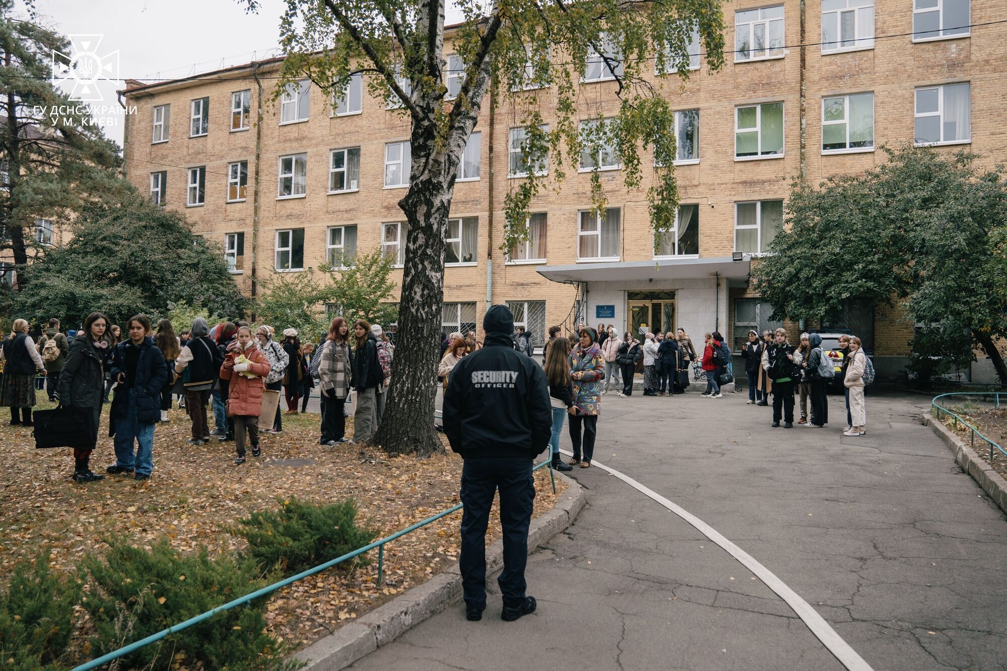 У Києві сталась пожежа в художній школі: з будівлі евакуювали 150 дітей. Фото