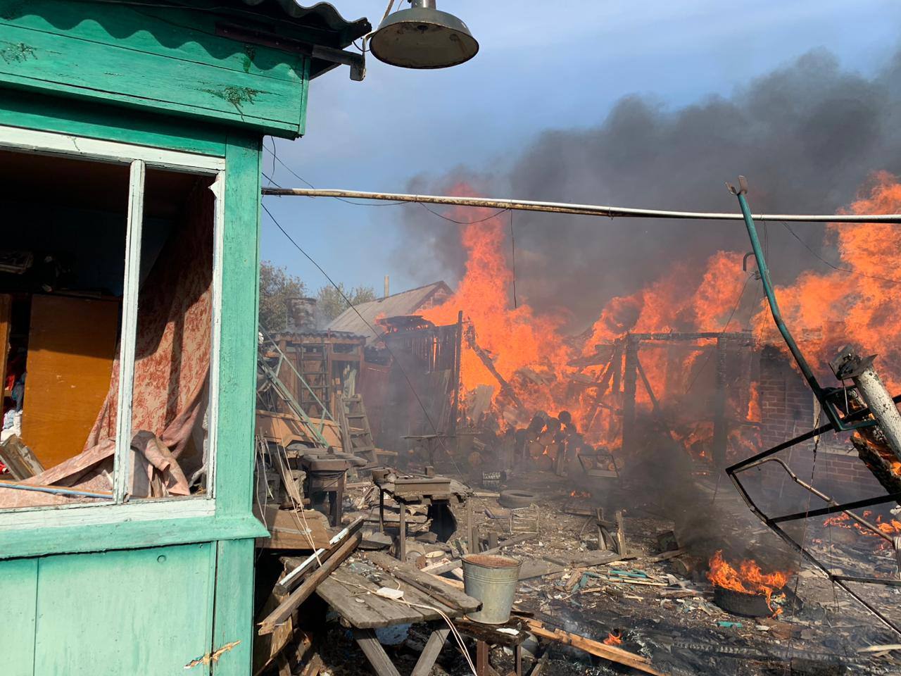 Оккупанты ударили по Волчанску: загорелся частный двор, есть раненые. Фото