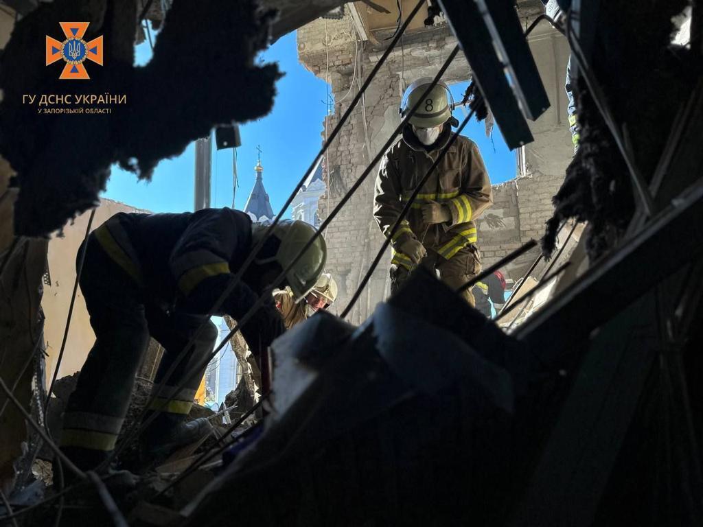 У Запоріжжі завершили розбір завалів у будинку, по якому вдарила РФ: загинуло 5 осіб. Фото