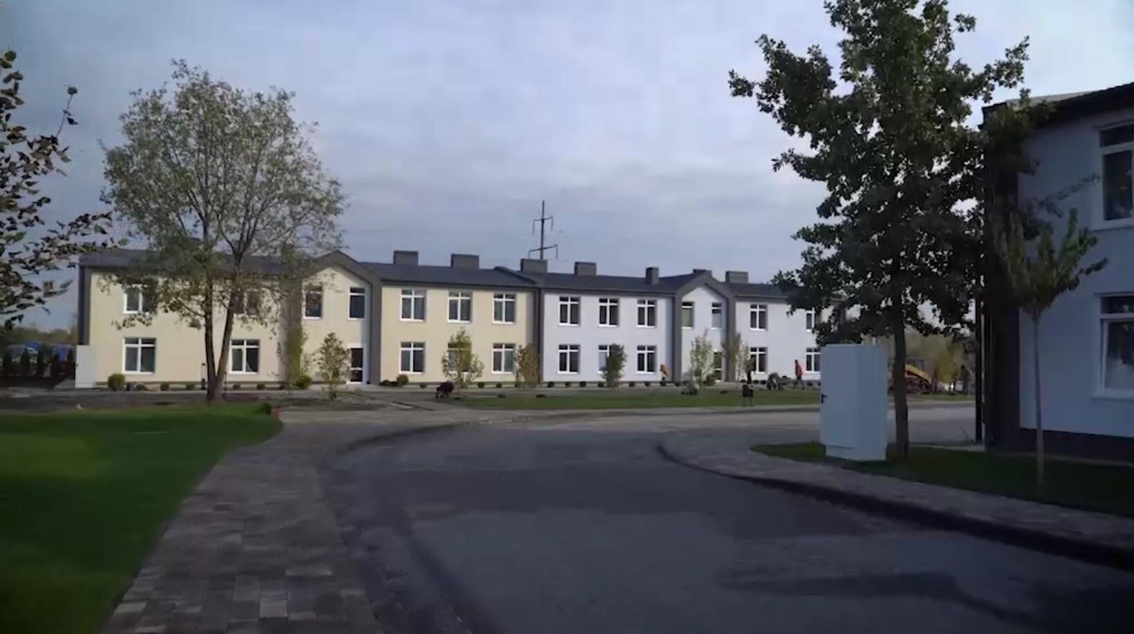 "Украина никогда не будет страной руин": Зеленский на Киевщине посетил строительство жилья для людей, потерявших дом из-за войны. Видео