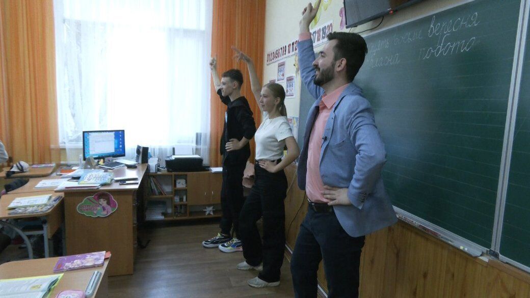Уроки ведуть старшокласники, а діти п'ють чай із 30-річним директором: чому Кам'янський ліцей став відомим на всю Україну