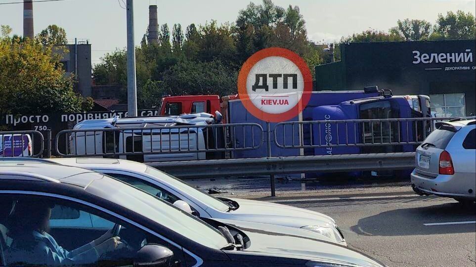 В Киеве на Столичном шоссе произошло масштабное ДТП: две машины перевернулись на бок. Фото и видео