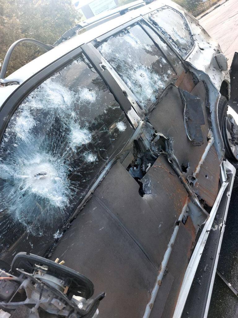 Оккупанты обстреляли транспортное предприятие в Херсоне, под удар попало и авто полиции: есть погибший. Фото и видео