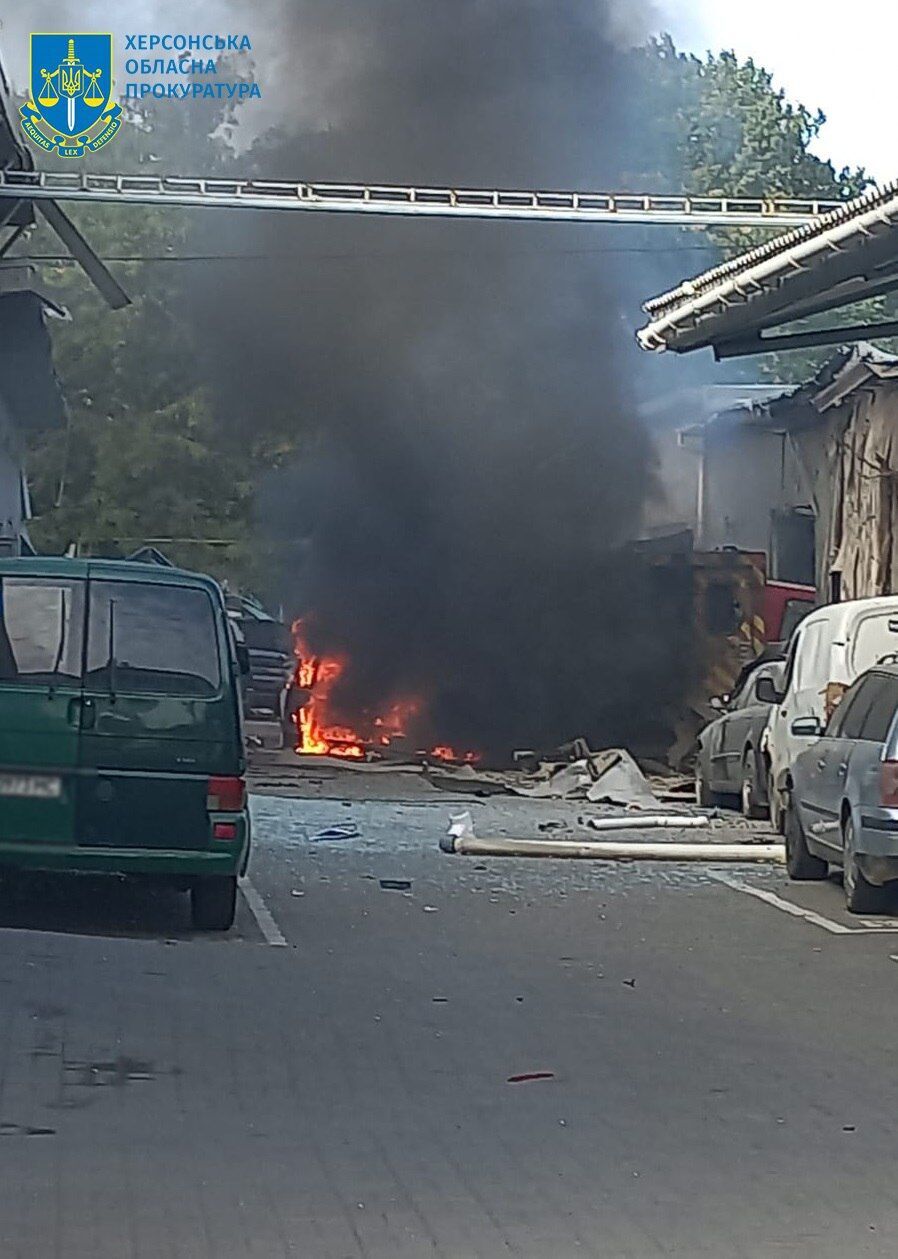 Окупанти обстріляли транспортне підприємство у Херсоні, під удар потрапило й авто поліції: є загиблий. Фото і відео