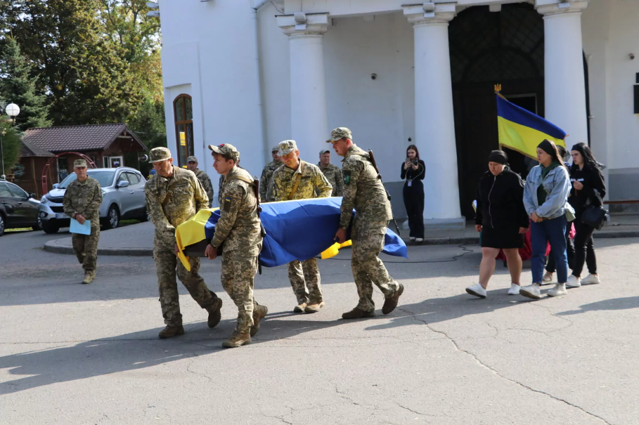 Гроб несли украинские военнослужащие