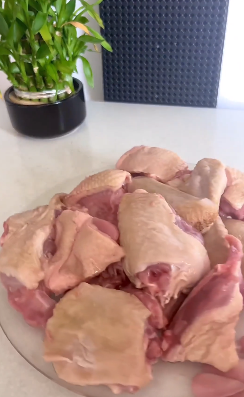 Как приготовить утку со сливами: мясо получается очень мягким и сочным