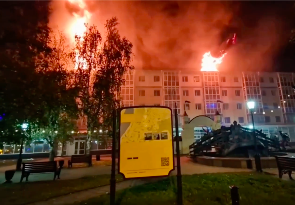У російському Тобольську прогримів вибух, горів житловий будинок. Відео