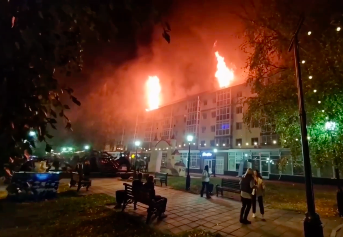 В российском Тобольске прогремел взрыв, горел жилой дом. Видео