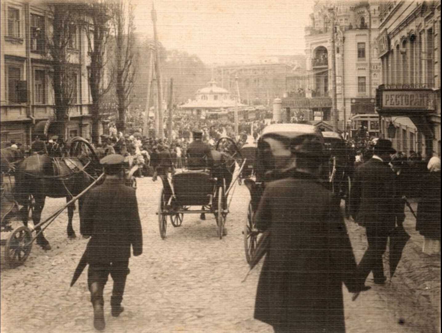 Стоянка извозчиков возле Нацбанка и трамвай в центре столицы: архивные фото Киева начала ХХ века