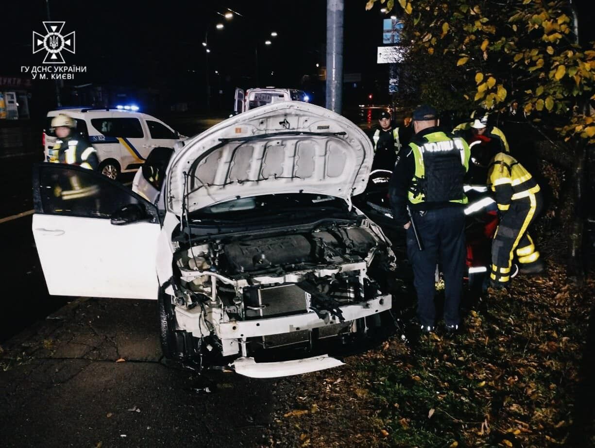 У Києві легковик на швидкості в’їхав у стовп: подробиці смертельної ДТП. Фото