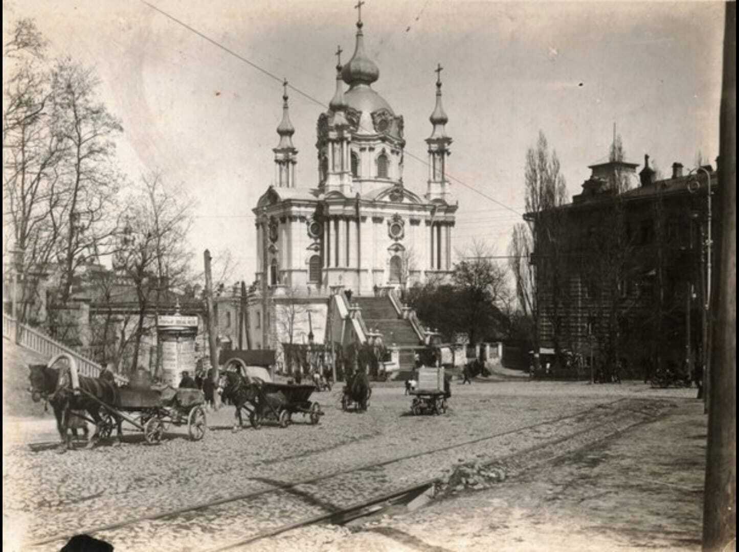 Стоянка извозчиков возле Нацбанка и трамвай в центре столицы: архивные фото Киева начала ХХ века