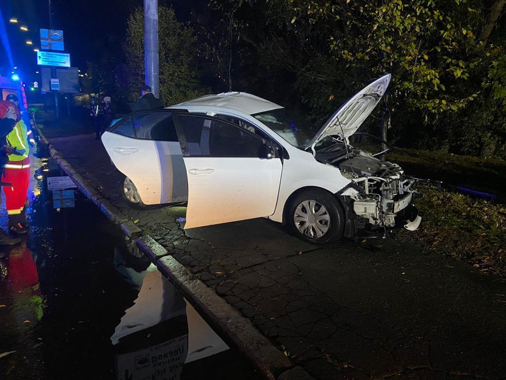 У Києві легковик на швидкості в’їхав у стовп: подробиці смертельної ДТП. Фото