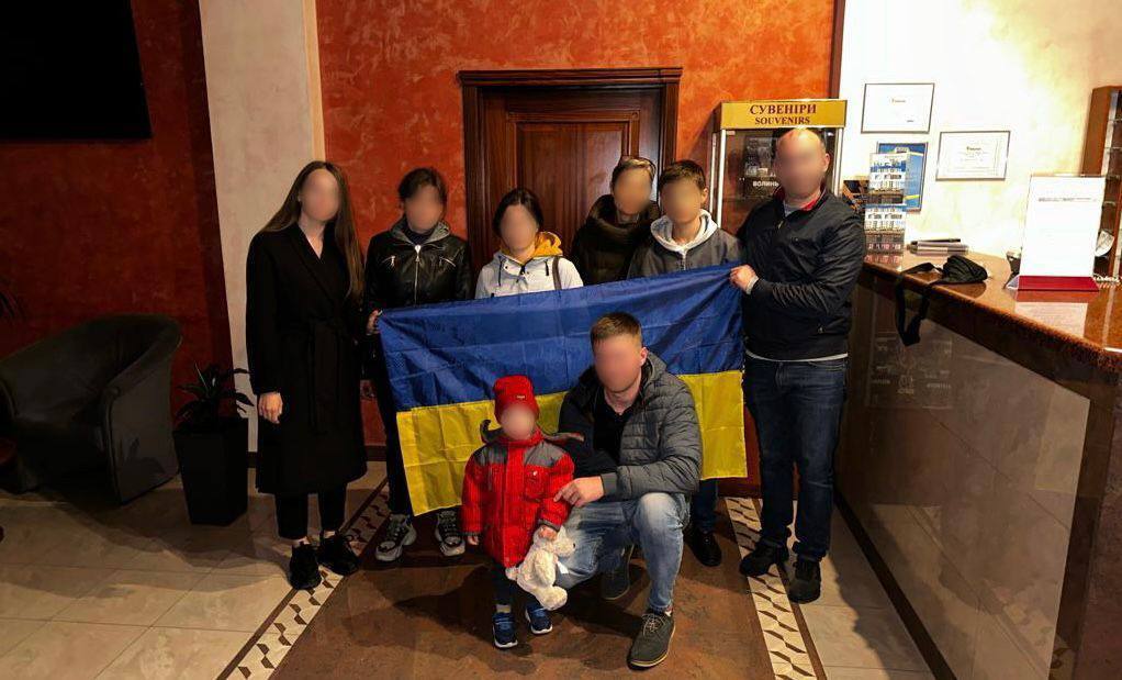 Ще чотирьох викрадених Росією дітей вдалося повернути додому. Фото й відео зустрічі