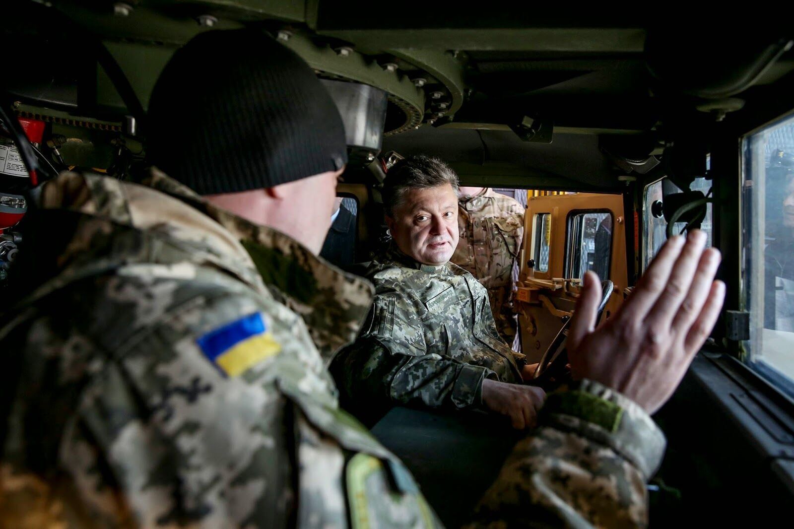 Порошенко в Донецкой области проверил на скорость "Хамви" и поблагодарил бойцов за рекорд по утилизации врага