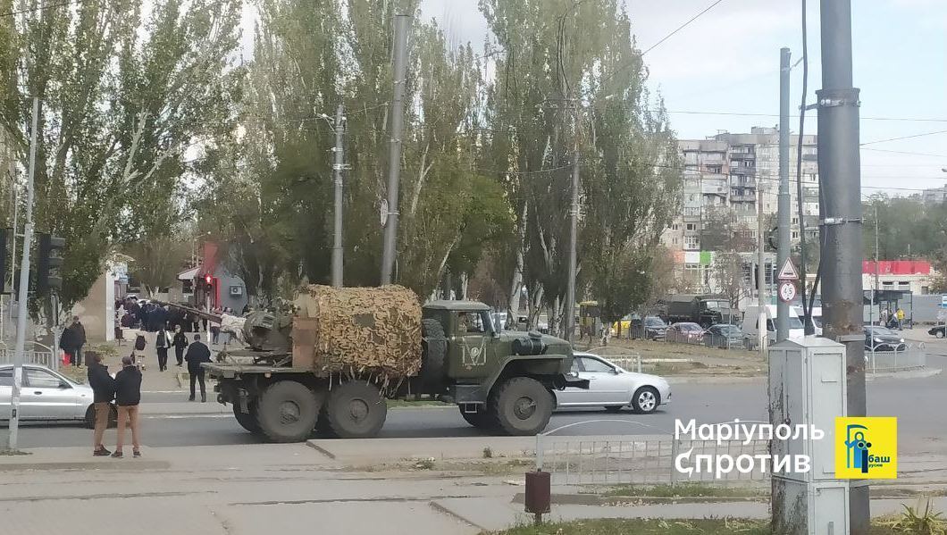 Армия РФ перемещает военную силу через Мариуполь в двух направлениях, – Андрющенко