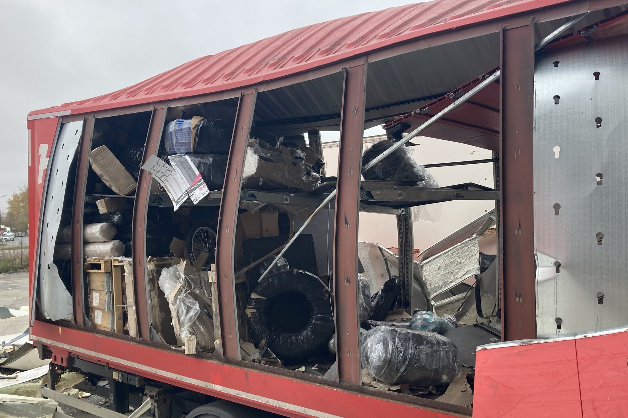 "Весь світ повинен це знати": "Нова пошта" показала ще одне відео ракетного удару РФ по терміналу в Харкові