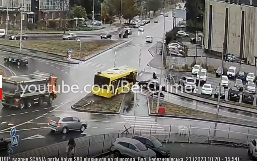 У Києві автобус протаранив вантажівку та легковик: одну з машин відкинуло на пішохода. Відео
