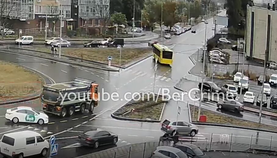 У Києві автобус протаранив вантажівку та легковик: одну з машин відкинуло на пішохода. Відео