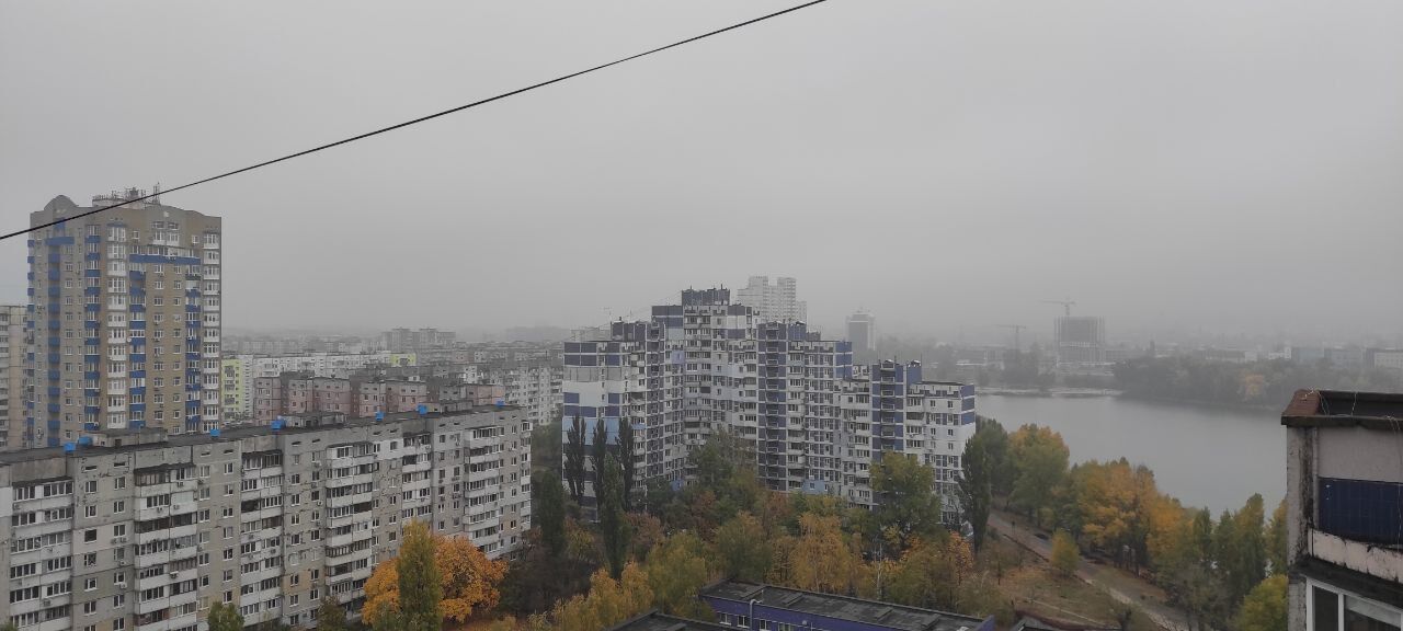Киев накрыл туманом: в соцсетях опубликовали невероятные кадры осеннего города. Фото и видео