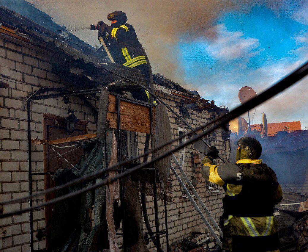 Росіяни обстріляли житлові квартали Херсона: спалахнуло п'ять будівель. Фото