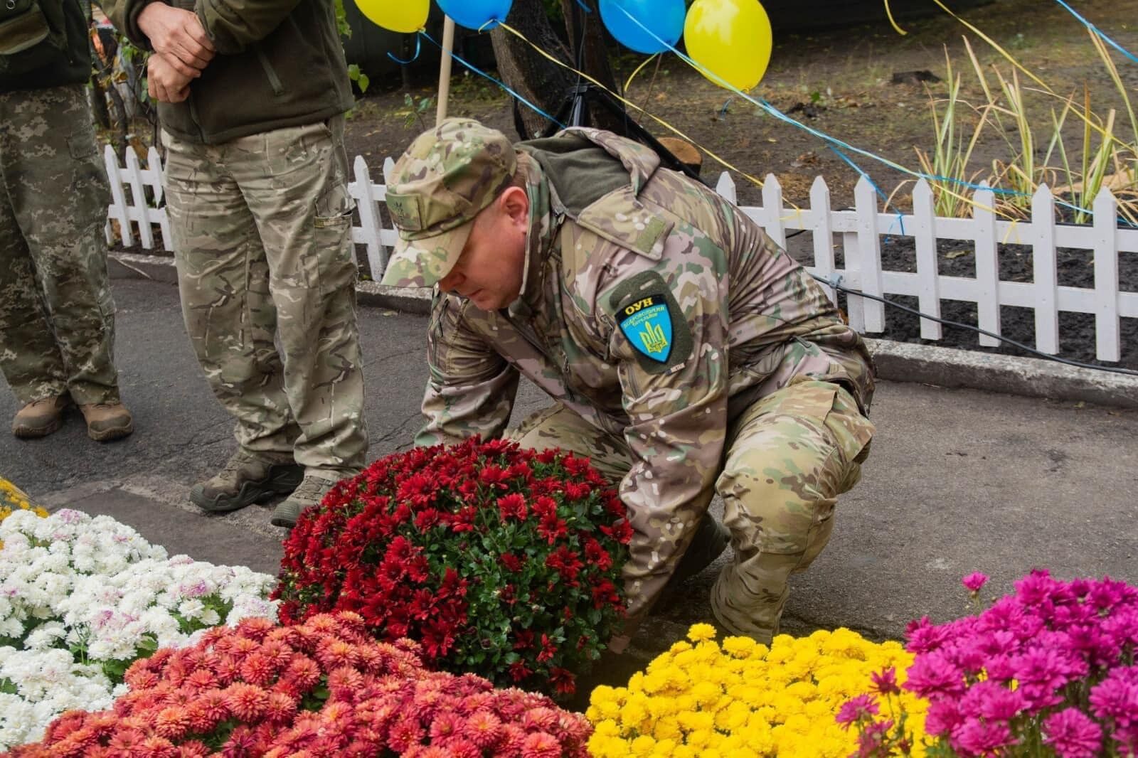 У Києві з’явився 50-метровий мурал, присвячений добровольцям, які героїчно загинули, захищаючи Україну. Фото