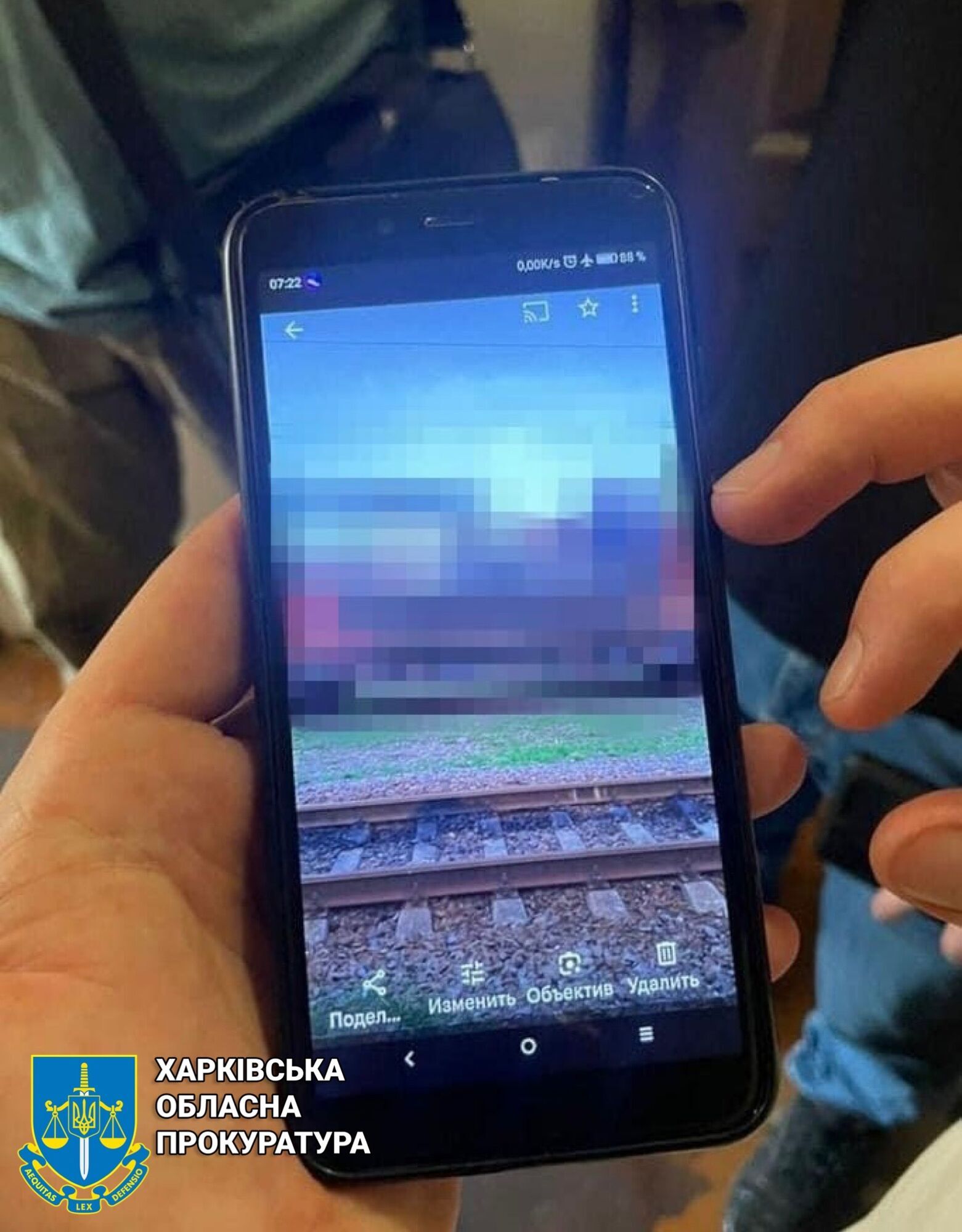 Залізничник з Харкова "зливав" ворогу маршрути ешелонів військової техніки ЗСУ: яке покарання йому загрожує. Фото 