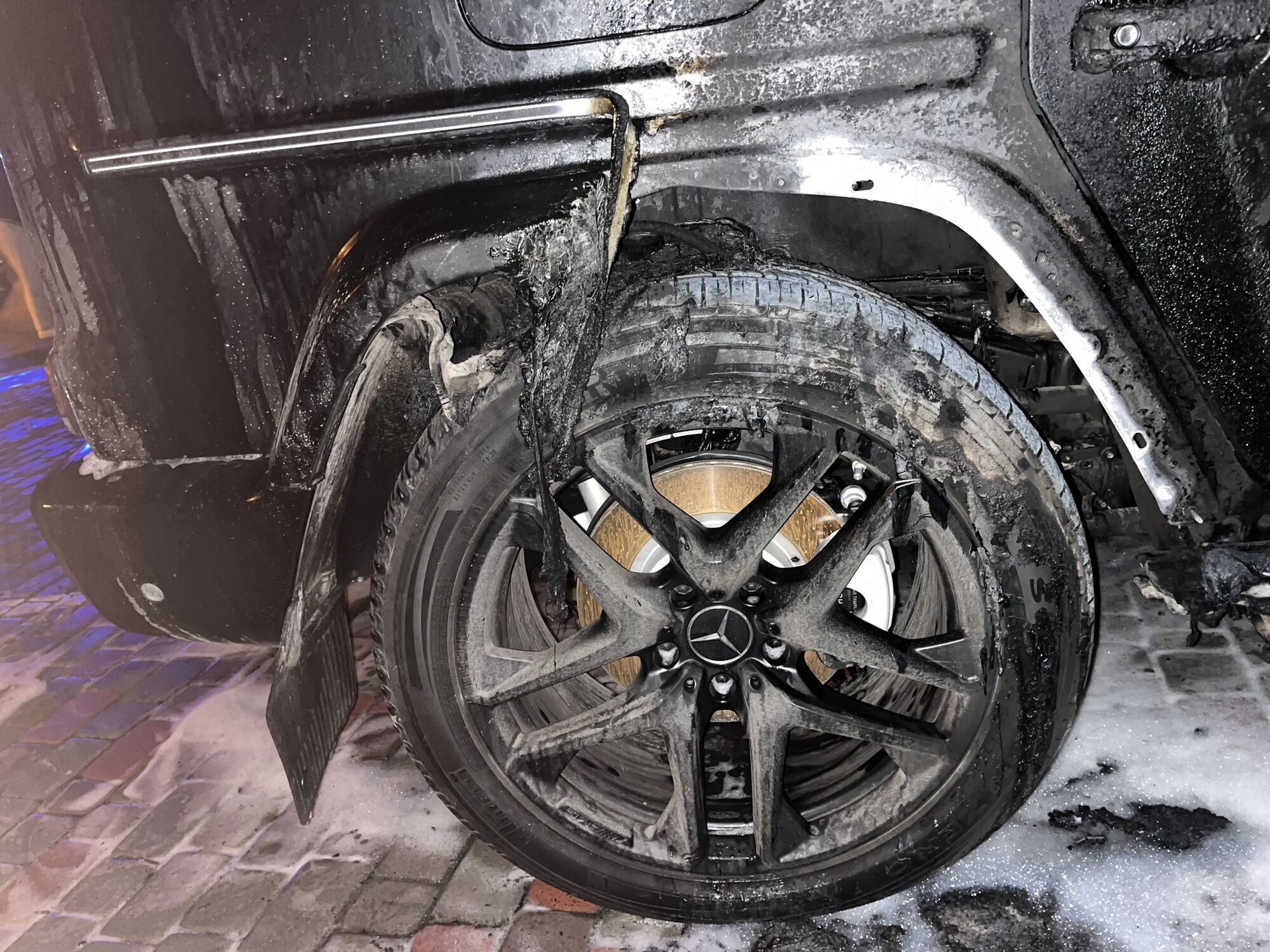 Авто спалахнуло вночі: у Рівному спалили Mercedes Gelandewagen підприємця. Фото 