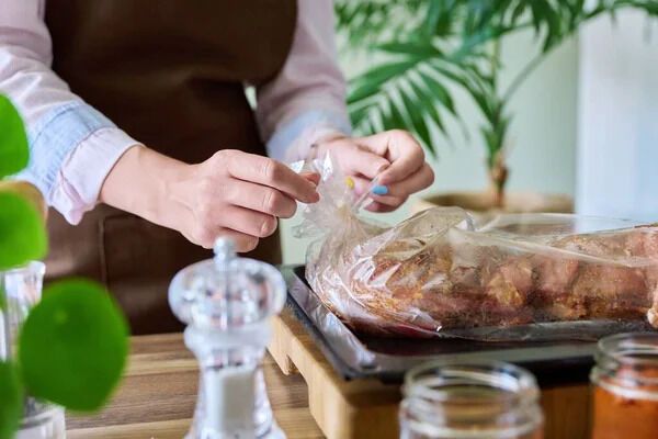 Как правильно запекать блюда в рукаве: рассказываем о нюансах
