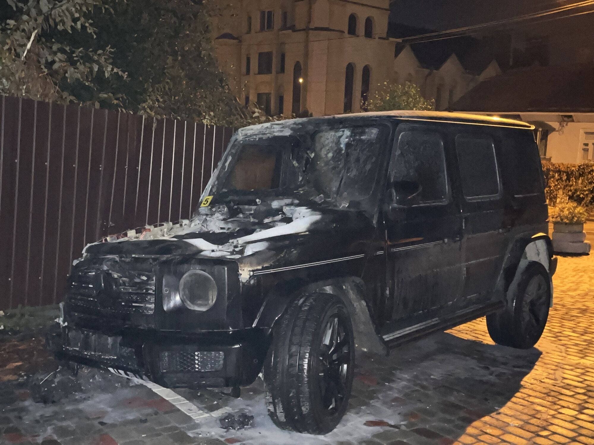 Авто спалахнуло вночі: у Рівному спалили Mercedes Gelandewagen підприємця. Фото 