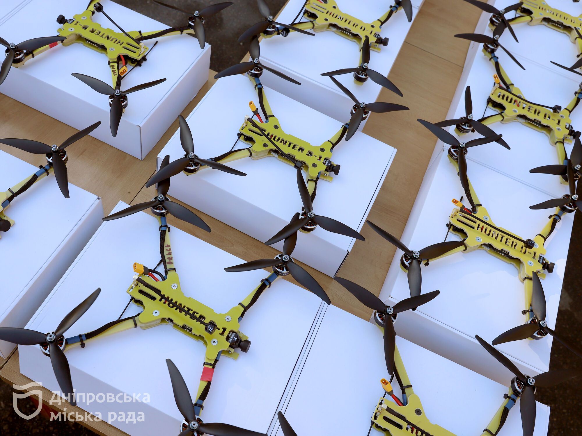 Військові отримали від Дніпра 30 FPV-дронів українського виробництва, здатних нищити ворожу техніку на мільйони доларів