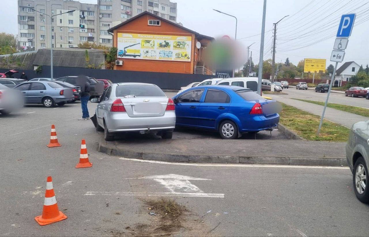 На Київщині водійка втратила свідомість за кермом: некерований легковик збив двох пішоходів та протаранив авто. Фото