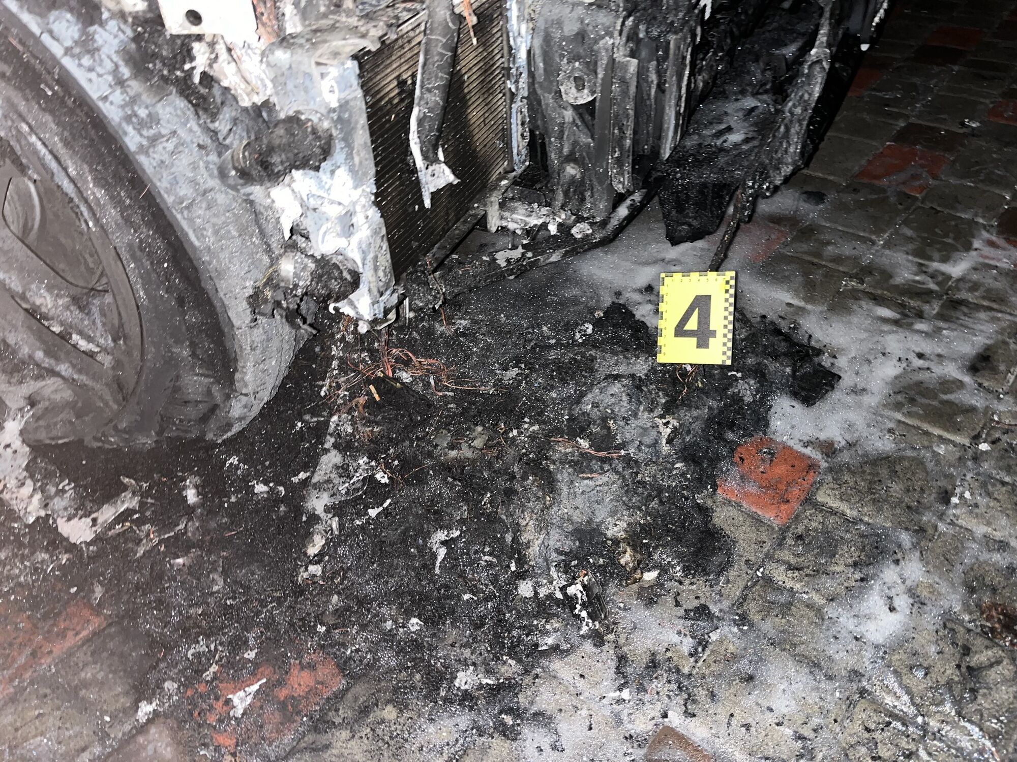 Авто спалахнуло вночі: у Рівному спалили Mercedes Gelandewagen підприємця. Фото 