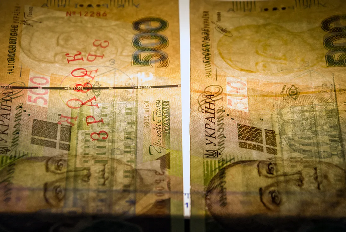 Настоящая (слева) и поддельная банкноты в 500 грн образца 2006 года