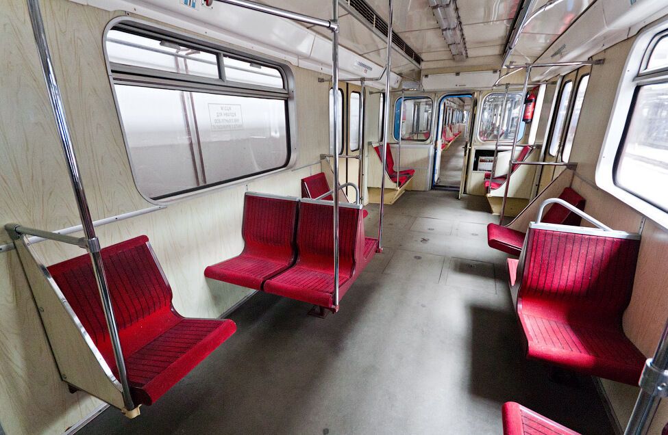 В начале 2000-х у метро Киева появились поезда с уникальным расположением сидений для пассажиров. Архивное видео