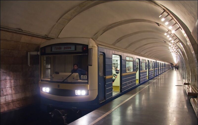 На початку 2000-х у метро Києва з'явилися потяги з унікальним розташуванням сидінь для пасажирів. Архівне відео