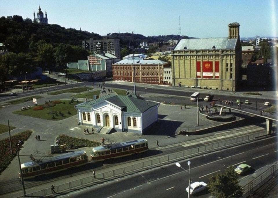 С трамвайной колеей и без McDonalds: в сети показали, как выглядела одна из самых древних площадей Киева в 1984 году. Фото