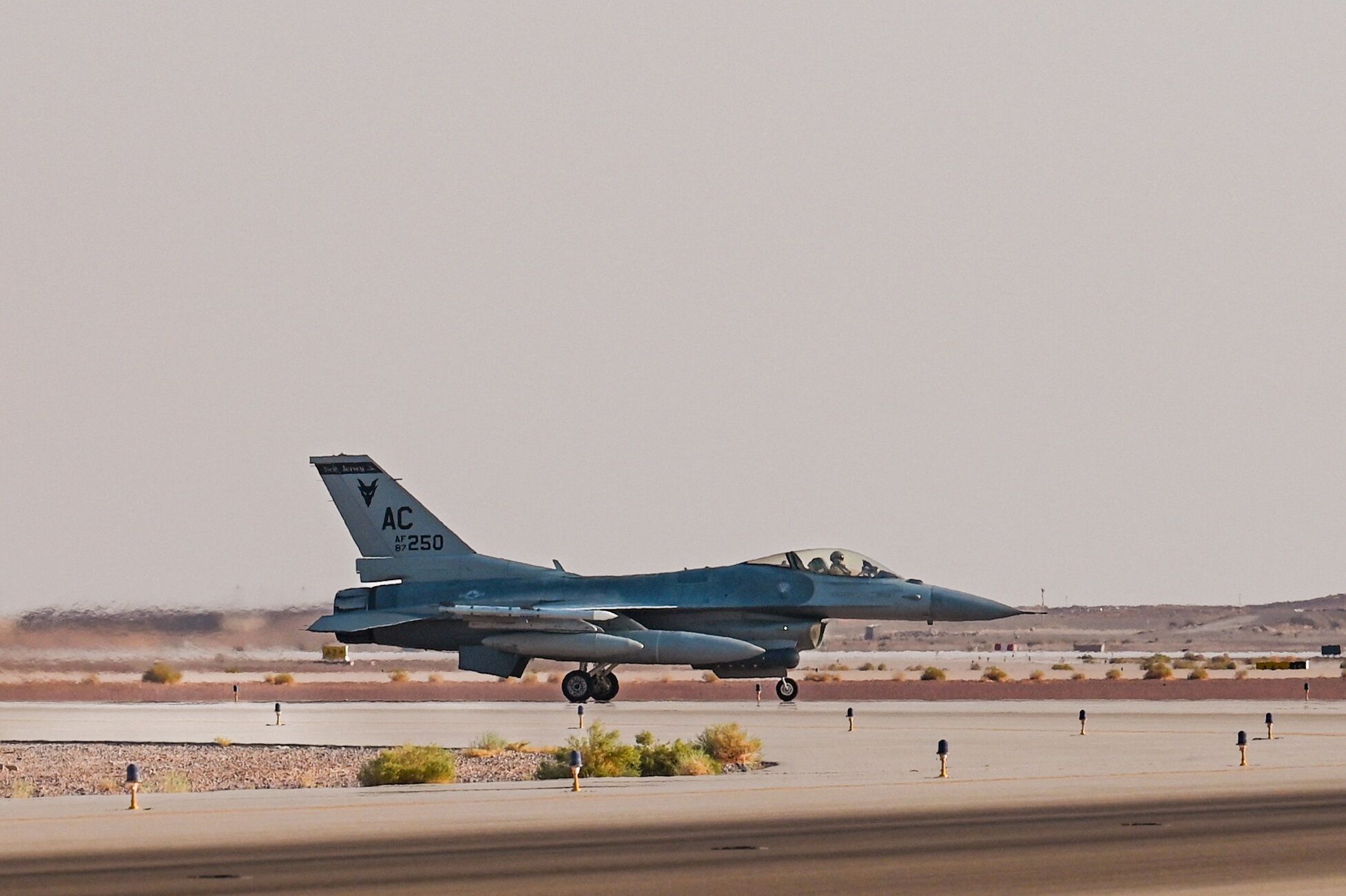 "Літаки вже готові": ЗСУ можуть отримати перші шість із 45 обіцяних винищувачів F-16 у липні – NYT