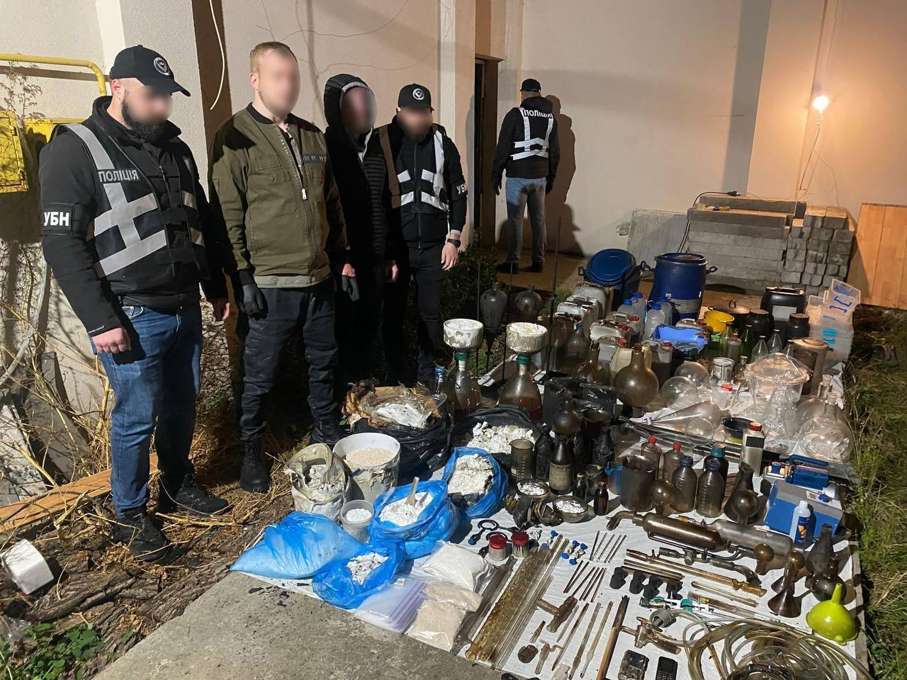 Правоохоронці Києва викрили нарколабораторію, яка приносила понад 5 млн грн прибутку щомісяця. Фото і відео