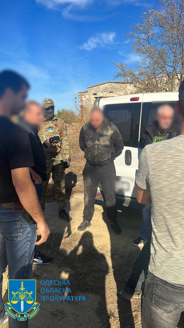 Брали по 5 тис. доларів з особи: на Одещині поліцейського та його спільника викрили на переправленні призовників через кордон