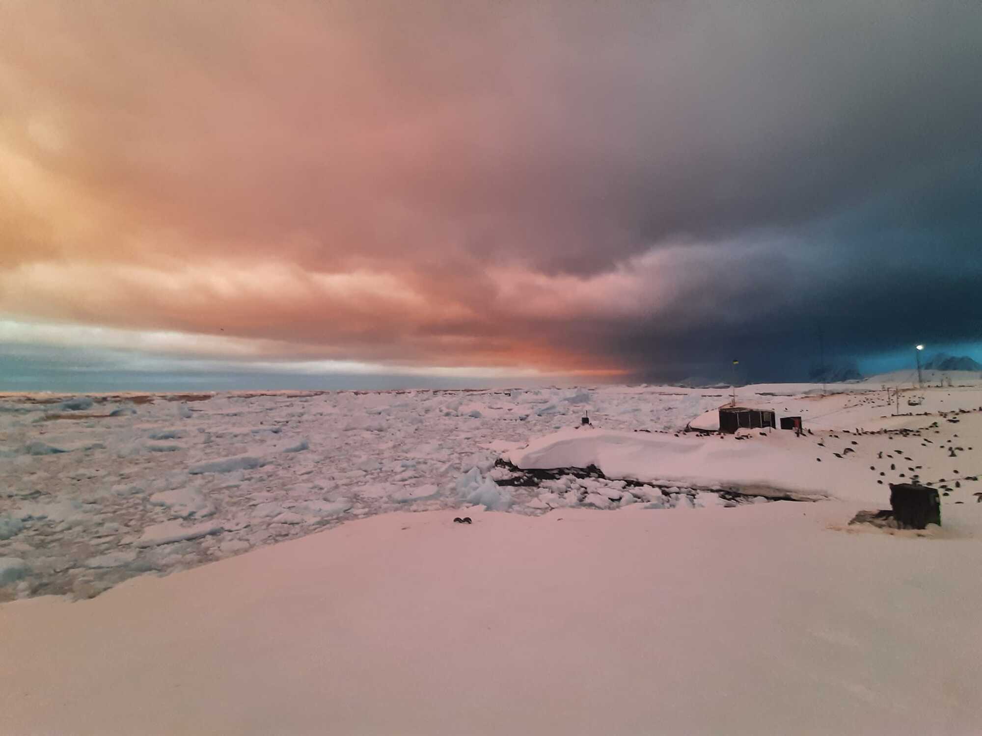 Чорнично-рожева: українські полярники показали, якою буває Антарктида в цю пору року. Фото