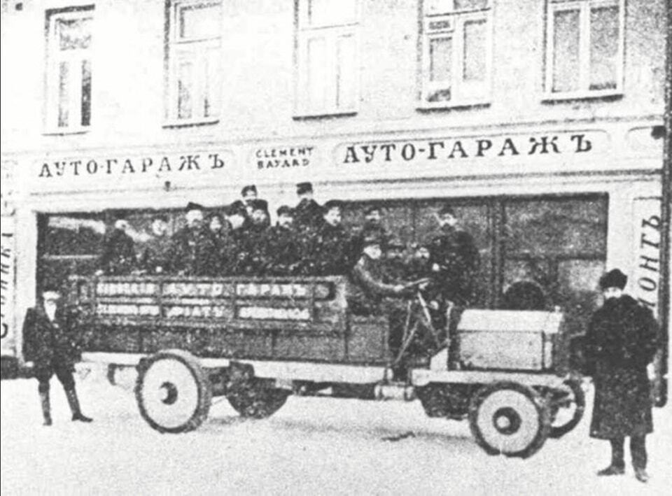 Автоклубы с собственными гербами и специальные "номера": первые машины на улицах Киева. История и архивные фото