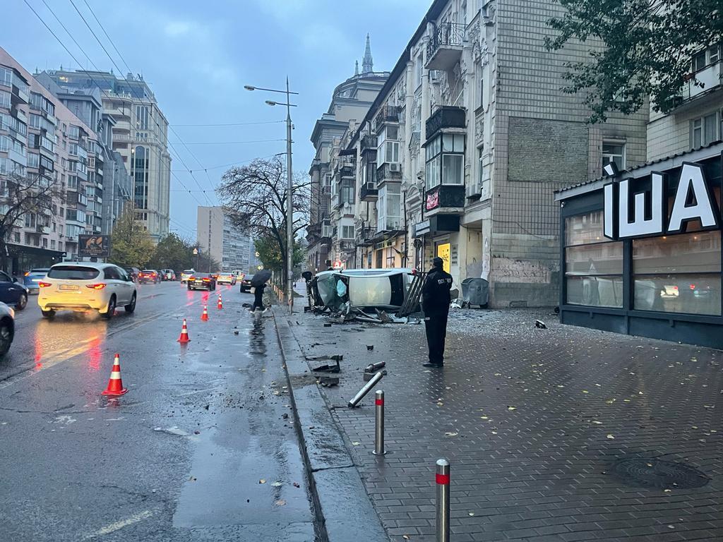 У Києві легковик на швидкості зніс зупинку громадського транспорту та збив двох пішоходів. Фото і відео