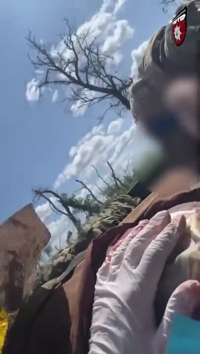 "Братику, тримайся":  українські воїни показали кадри порятунку пораненого побратима  на передовій. Відео