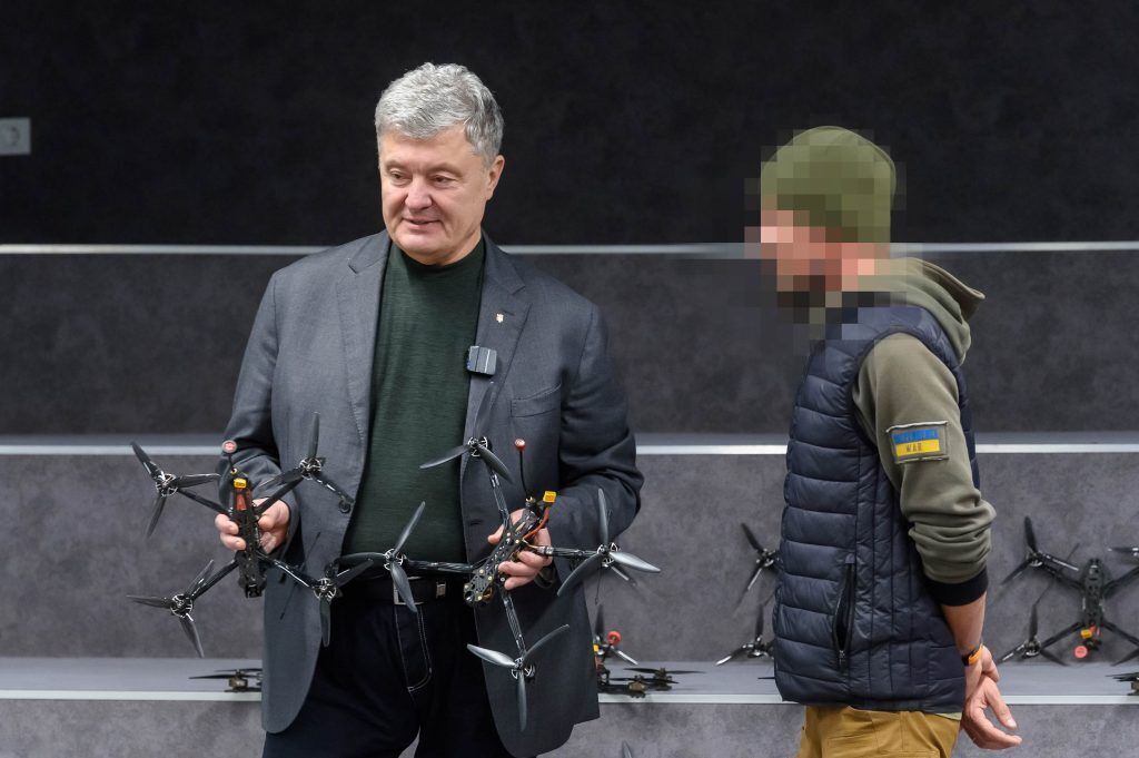 Дронов много не бывает: Порошенко начал еще один проект для ВСУ и передал на фронт первую партию дронов-камикадзе