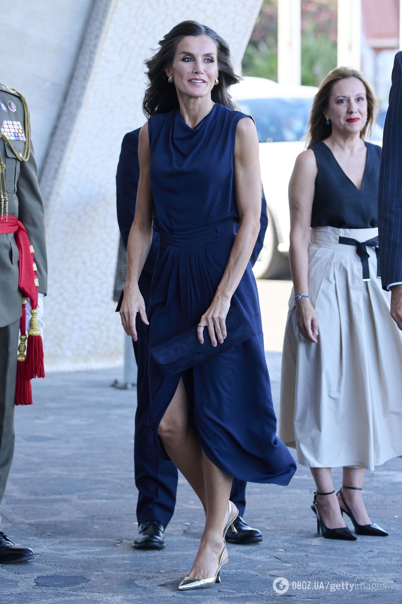 Королева Іспанії Летиція вийшла в люди в "найдорожчому" кольорі осені 2023 року. З чим носити темно-синій